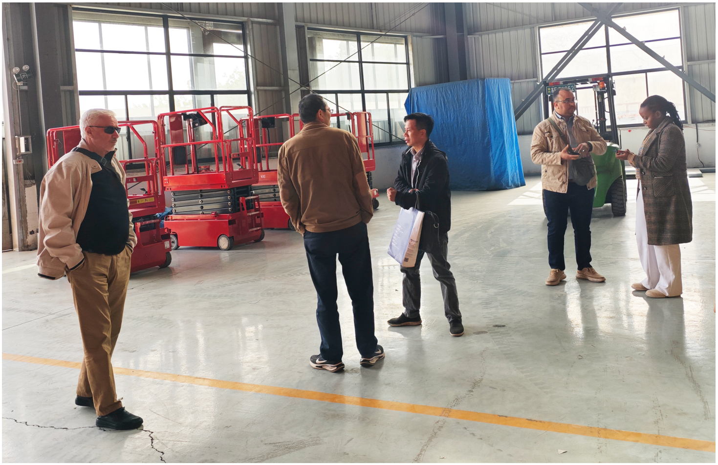 En algerisk kundedelegation besøger Zhejiang Wizplus Smart Equipment Ltd og roser løfteplatformes sikkerhed og avancerede teknologier